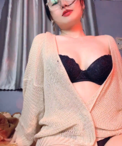 Cô giáo Xô ngày đi dạy tối về livestream săn Hồng hài nhi