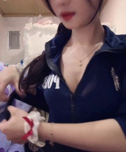 Đào Thùy Linh cosplay nữ cảnh sát dâm đãng