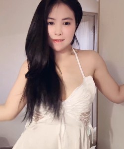 Hường Hêu ra siêu thị bán múi mít căng mọng